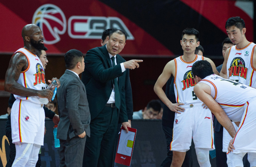 关于清晨巴塞罗那调整名单以备CBA常规赛；防线松动环节打磨；压力陡增；临场指挥获称赞的信息